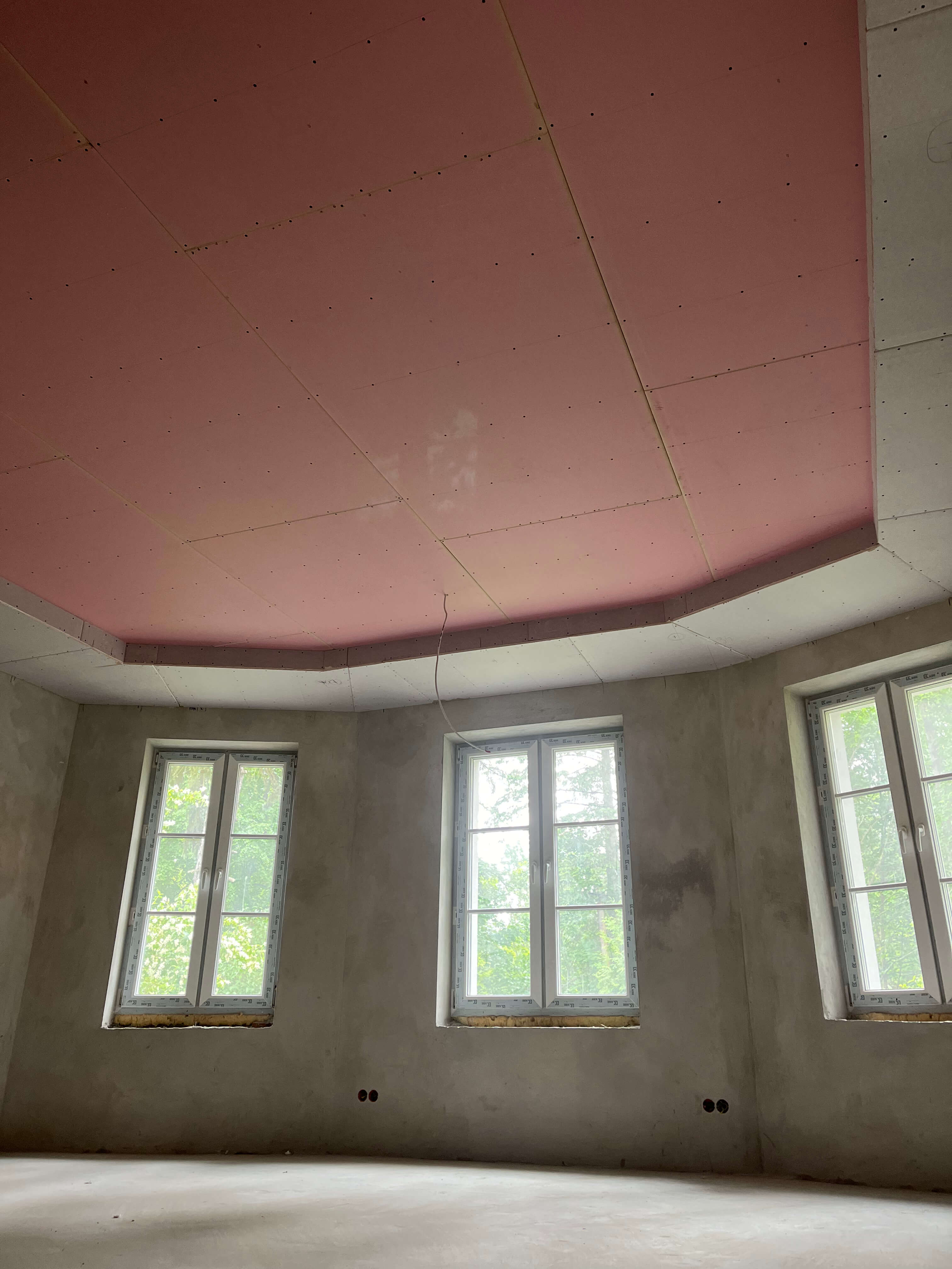 Frezowany sufit łukowy