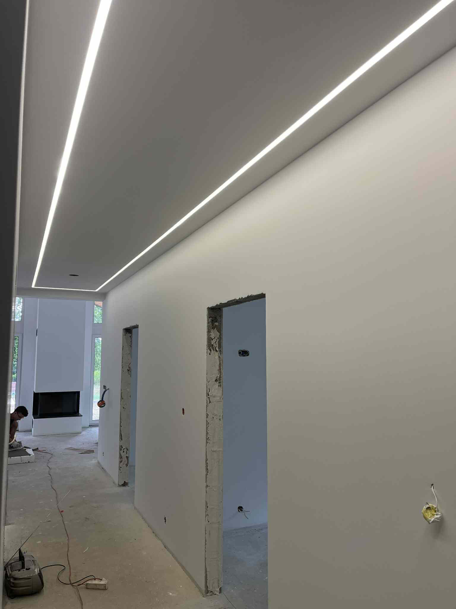 Sufit tynkowany z pasem LED